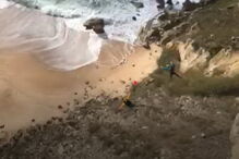 Paraquedista salta de arriba e morre na Nazaré