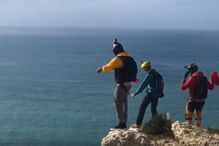 Paraquedista salta de arriba e morre na Nazaré