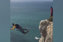 Paraquedista salta de arriba e morre na Nazaré	