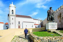 A estátua de Vasco da Gama fica junto ao castelo e à igreja matriz de São Salvador