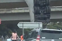 Camião que transportava frangos fica pendurado em ponte