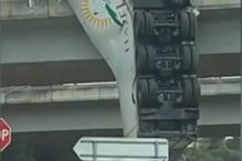 Camião que transportava frangos fica pendurado em ponte