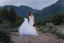 Mulher veste-se de noiva e faz montagens com noivo que morreu