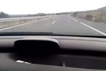 Vídeo mostra jovem menor de idade a conduzir em excesso de velocidade incentivado pelo pai