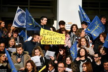Caixão foi colocado à porta do Tribunal de Braga, ontem de manhã, num protesto que juntou centenas de funcionários    