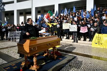 Caixão foi colocado à porta do Tribunal de Braga, ontem de manhã, num protesto que juntou centenas de funcionários    