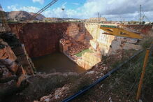 Derrocada em estrada que passava no meio de pedreiras faz dois mortos e três desaparecidos