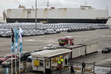 Centenas de veículos provenientes da Autoeuropa aguardam por serem carregados num navio cargueiro durante a greve dos trabalhadores 