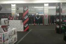 centenas de pessoas à loja entre encontrões e atropelos