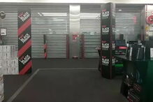 centenas de pessoas à loja entre encontrões e atropelos