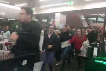 centenas de pessoas à loja entre encontrões e atropelos