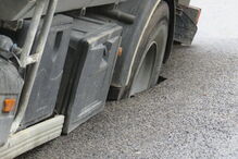 Estrada cede em Lisboa e camião com material de construção fica preso 