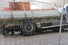 Estrada cede em Lisboa e camião com material de construção fica preso 