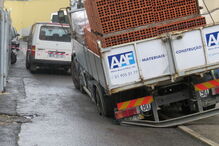 Estrada cede em Lisboa e camião com material de construção fica preso 