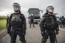 Estivadores em protesto perante aparato policial no porto de Setúbal