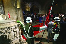 João Lourenço depositou flores no túmulo do poeta Luís Vaz de Camões
