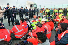 Polícia tentou inicialmente pedir aos trabalhadores precários que desimpedissem a estrada de acesso