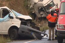 Carrinha ficou destruída na colisão com um camião na EN103 em Barcelos