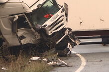 Carrinha ficou destruída na colisão com um camião na EN103 em Barcelos