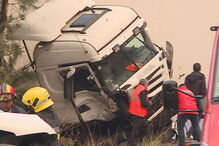 Carrinha ficou destruída na colisão com um camião na EN103 em Barcelos
