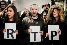 Trabalhadores precários juntaram-se frente à RTP para protestar contra as condições de trabalho