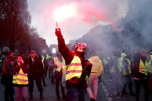 Polícia usa gás lacrimogéneo e canhões de água para dispersar manifestantes em Paris