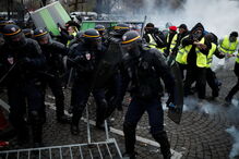 Polícia usa gás lacrimogéneo e canhões de água para dispersar manifestantes em Paris