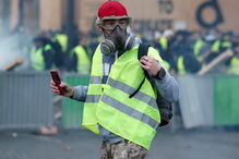 Polícia usa gás lacrimogéneo e canhões de água para dispersar manifestantes em Paris