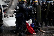 Polícia usa gás lacrimogéneo e canhões de água para dispersar manifestantes em Paris