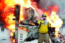 Manifestantes ergueram barricadas e enfrentaram a polícia em pleno centro de Paris