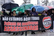 Participantes manifestam-se durante o Dia Internacional para a Eliminação da Violência contra as Mulheres