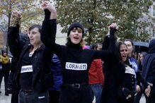 Participantes manifestam-se durante o Dia Internacional para a Eliminação da Violência contra as Mulheres