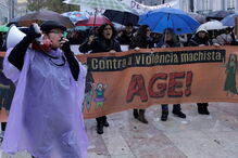 Participantes manifestam-se durante o Dia Internacional para a Eliminação da Violência contra as Mulheres