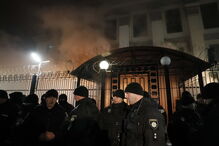 Protestos na embaixada russa em Kiev aumentam após ataque russo aos navios ucranianos