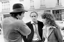 Bertolucci com Marlon Brando e Maria Schneider na rodagem de 'O Último Tango em Paris'