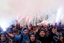 Nacionalistas ucranianos manifestam-se em frente ao escritório do Presidente da Ucrânia