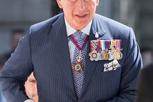 Príncipe Carlos faz piada sobre relação com os netos