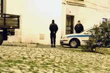 Homem barrica-se com a mulher e a filha dentro de casa em Alvito