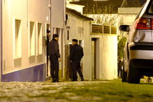 Homem barrica-se com a mulher e a filha dentro de casa em Alvito