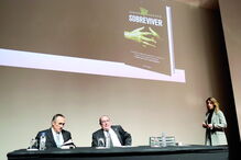 Eduardo Barroso, ao centro, durante a cerimónia de apresentação da obra 