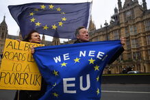 Manifestantes contra o Brexit junto ao parlamento britânico