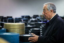 Marcelo Rebelo de Sousa na visita ao arquivo da Cinemateca, em Bucelas