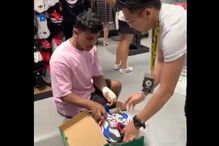 Cliente calça ténis novos e sai a correr da loja