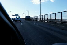 Camião larga terra no tabuleiro da Ponte 25 de Abril