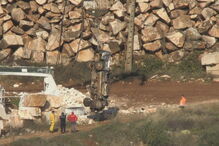 Carrinha a ser retirada da pedreira de Borba