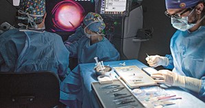 Imagem num grande ecrã garante maior precisão nos procedimentos cirúrgicos