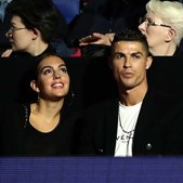 Ronaldo e Georgina trocam alianças