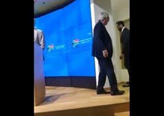 Juncker abandona conferência de imprensa por ter um sapato de cada cor
