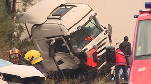 Carrinha ficou destruída na colisão com um camião na EN103 em Barcelos
