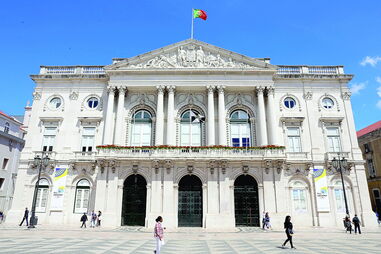 Câmara Municipal de Lisboa aprovou orçamento com os votos do PS e BE e oposição do CDS-PP, PSD e PCP 